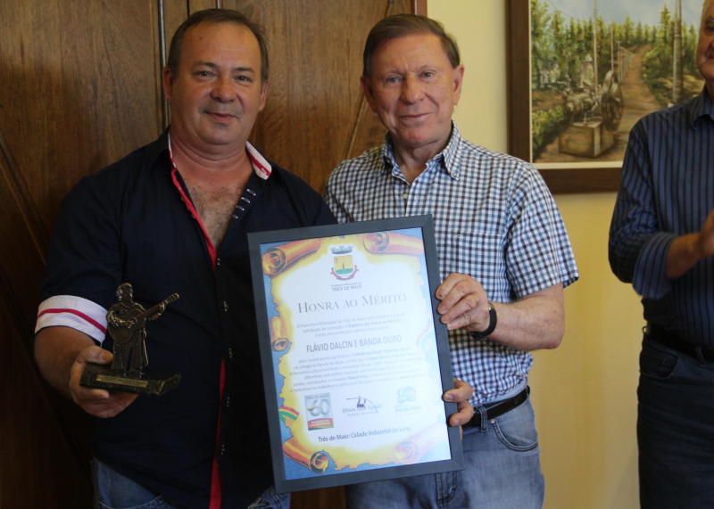 EXECUTIVO ENTREGA DIPLOMA DE HONRA AO MÉRITO PARA FLÁVIO DALCIN